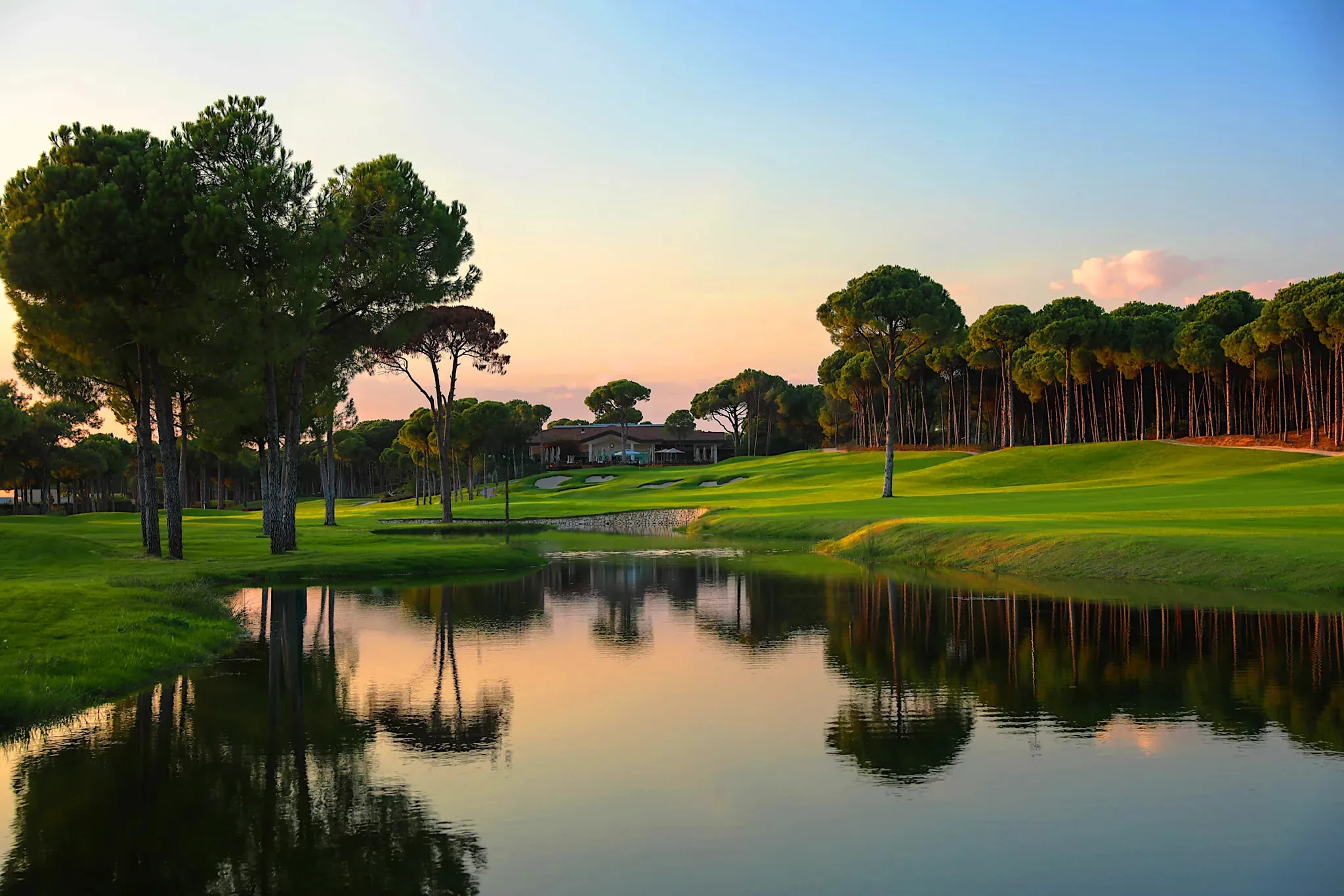 Water-lined golf landscape on the Sueno Dunes Course
